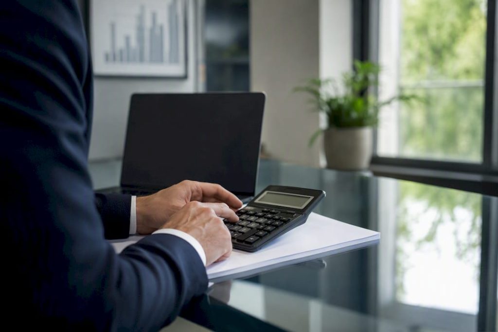 Broker calculating mortgage options